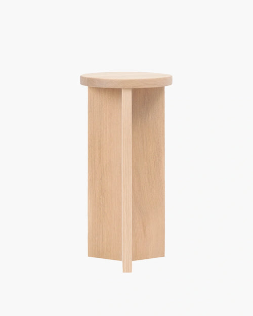 Affe pedestal in solid wood, showcasing Scandinavian design elegance for modern interiors.