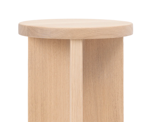 Close-up detail of the Affe Pedestal in solid oak, highlighting the smooth rounded edge and natural wood grain — handcrafted by Crea.