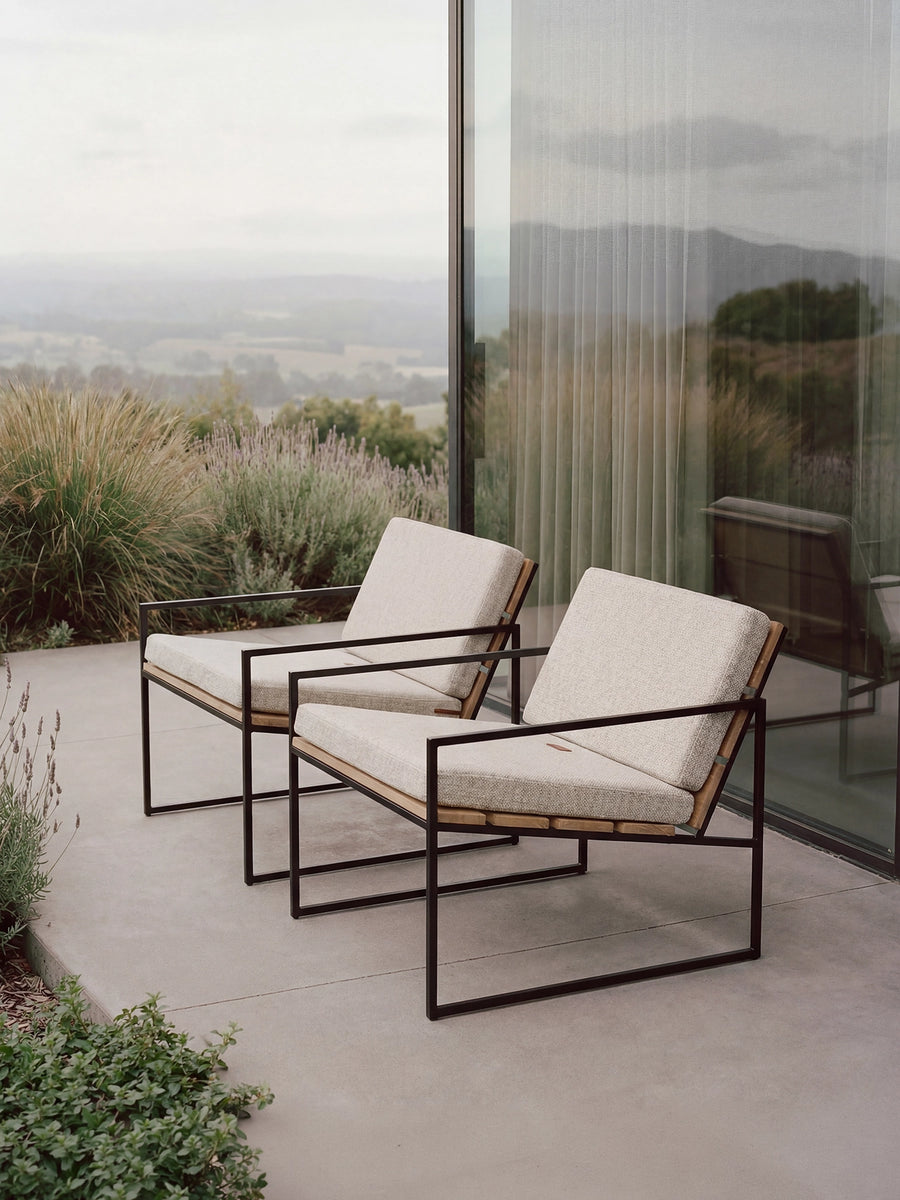 Outdoor Lounge Chair Arvid in a set with beige upholstery outside a modern house
