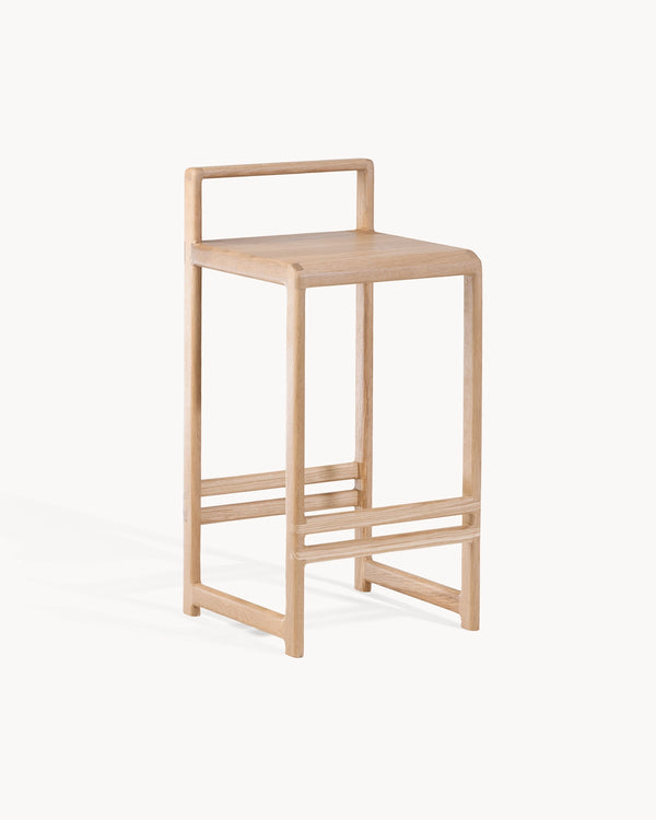 Tabouret de bar Ebba en chêne signé by Crea, chêne massif, design minimaliste avec assise carrée et dossier intégré.