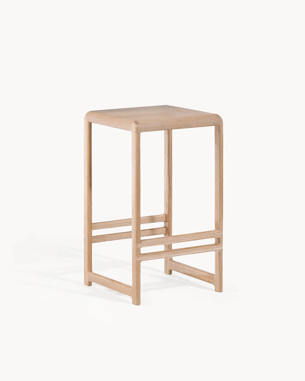 Tabouret de bar Eva en chêne signé by Crea, chêne naturel et assise en bois, design minimaliste pour salle à manger et bar.