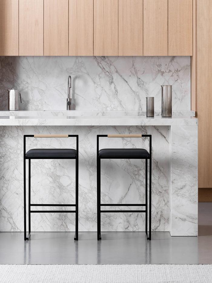 Bar Stool Freja – Jade Black Leather – Latte Backrest