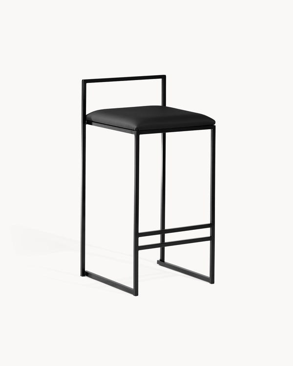 Barhocker Freja von by Crea mit schwarzem Gestell und Sitzkissen aus Jade Black Leder für moderne Küchen.