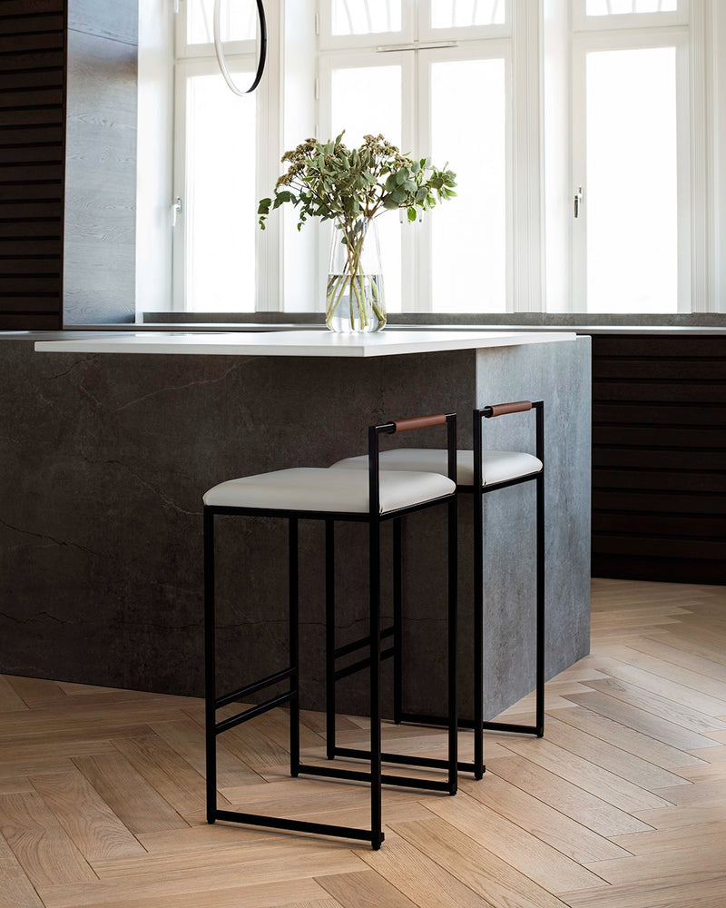 Bar Stool Freja with an ivory seat and coffee bean backrest on a black steel frame