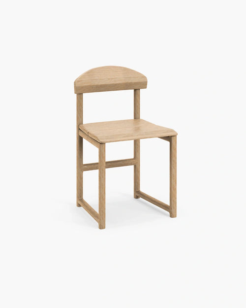 Karin dining chair in solid wood with classic Scandinavian design and curved seat for comfort and style.