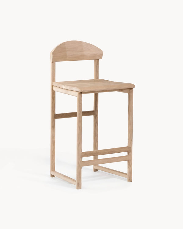 Barhocker Ted von by Crea aus massiver Eiche mit Holzsitz, kompakte Stellfläche für Kücheninseln und Hausbars.