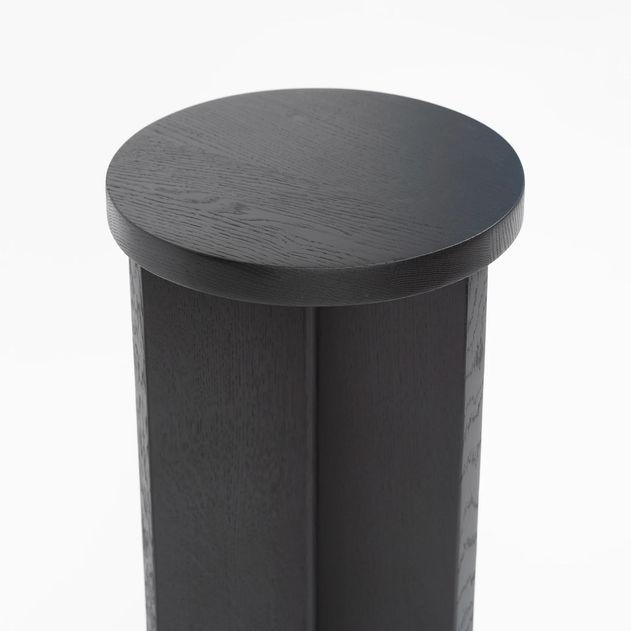 Affe pedestal in elegant black oak, showcasing a minimalistic design and modern aesthetic.