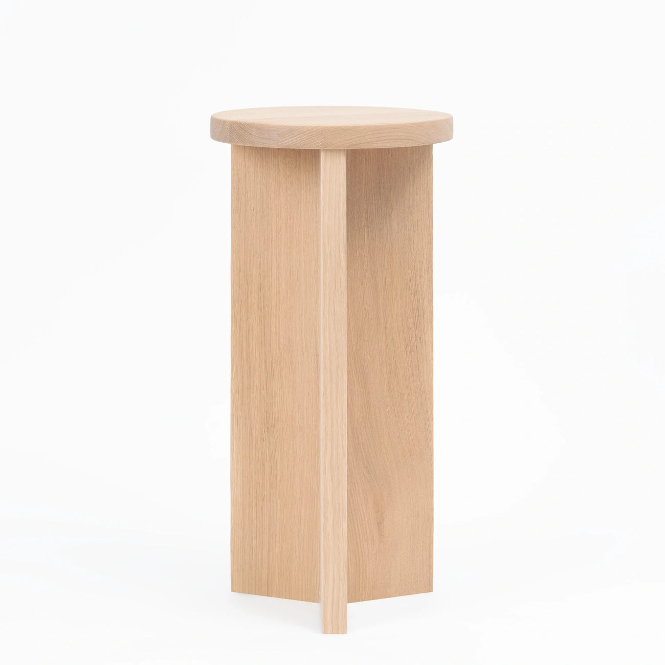 Minimalistic Affe pedestal in solid oak, perfect for any space, featuring a simple round top and clean lines.