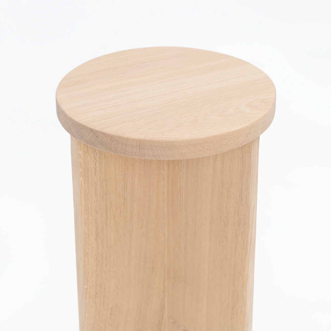 Affe pedestal in solid oak with a minimalistic design, perfect for any interior decor.