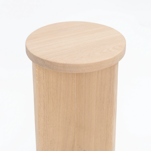 Affe pedestal in solid oak with a minimalistic design, perfect for any interior decor.