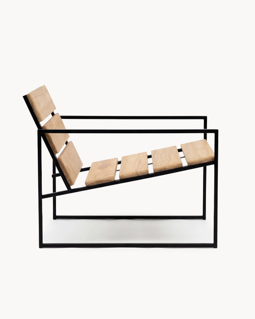 Outdoor Lounge Chair Arvid featuring a sleek black frame and natural teak wood slats, perfect for outdoor spaces.