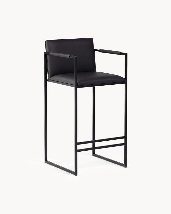 Tabouret de bar Bruno signé by Crea, piètement noir, assise en cuir Jade Black et accoudoirs Jade Black, vue studio