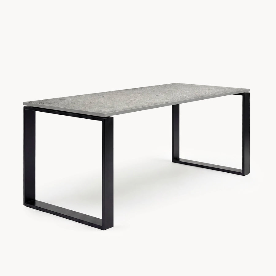 Matbord i sten Diana – Svart ram – Grigio