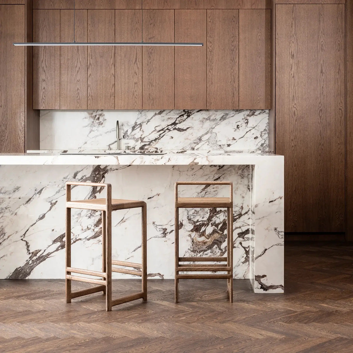 Oak Bar Stool Ebba – Dark Oak Frame paired with a stylish marble countertop in a modern kitchen setting.