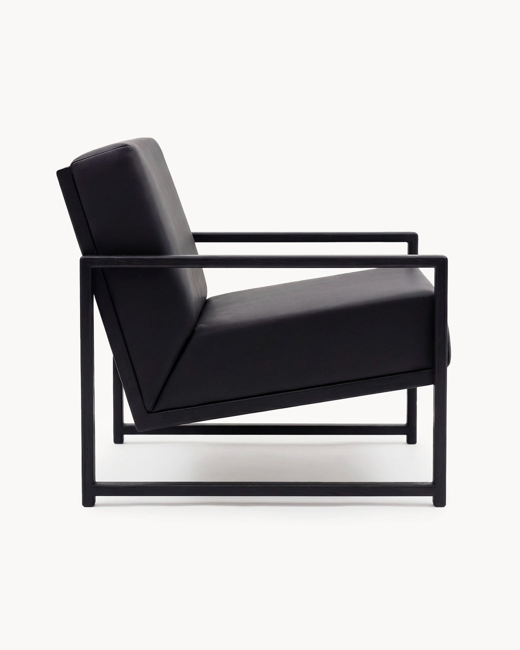 Armchair Einar – Black Oak Frame – Jade Black Leather Cushion