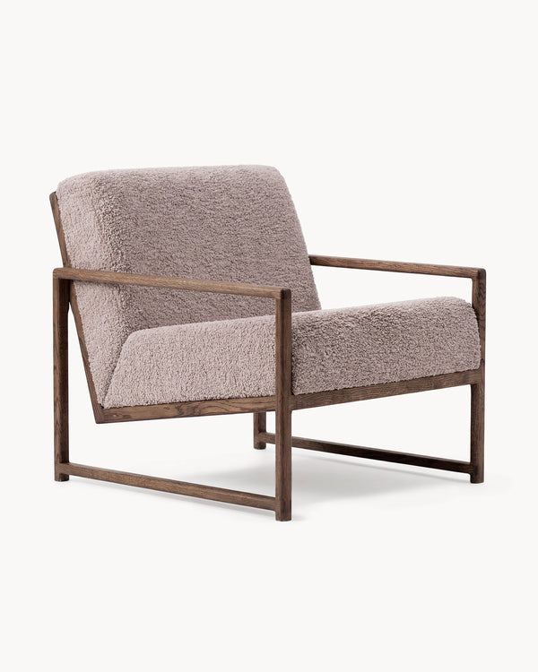 Armchair Einar in greige bouclé on a solid dark oak frame, three-quarter view