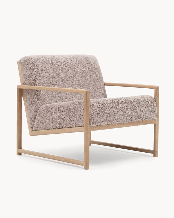 Armchair Einar in greige bouclé on a solid oak frame, three-quarter view