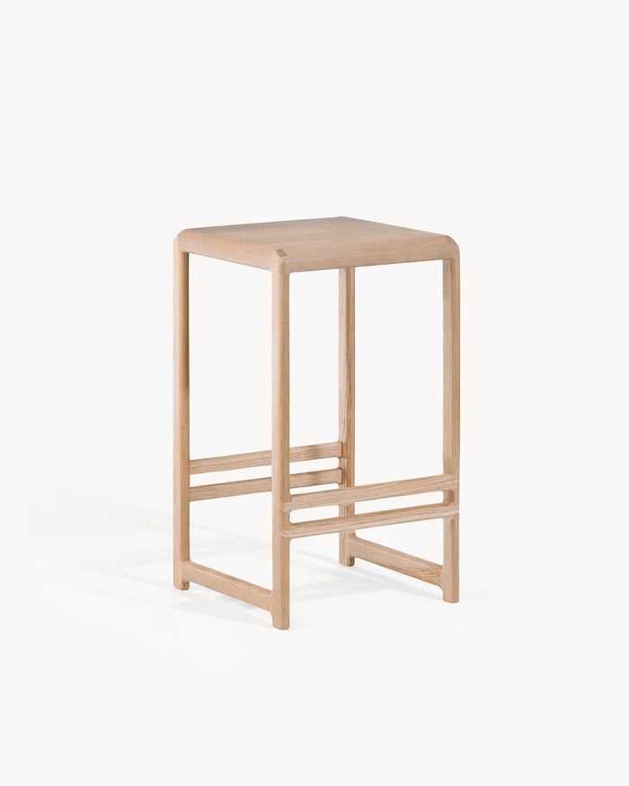 Barstol i ek, Eva från by Crea i naturlig ek med träsits, minimalistisk form för matplats och bar.