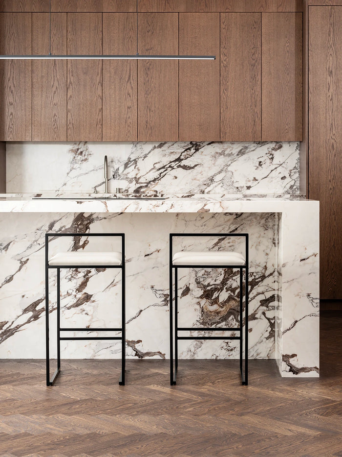 Bar Stool Freja – Black Frame – Ivory Leather