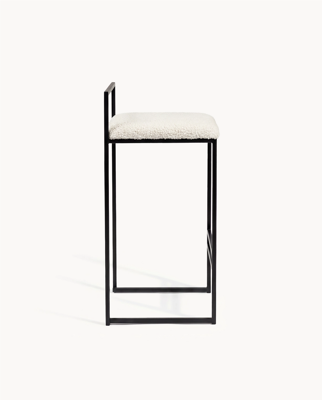 Barstol Freja – Svart ram – Sittdyna i Ivory bouclé