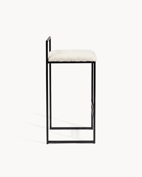 Breakfast Bar Stool Freja with a black frame and ivory bouclé cushion, perfect for kitchen islands.