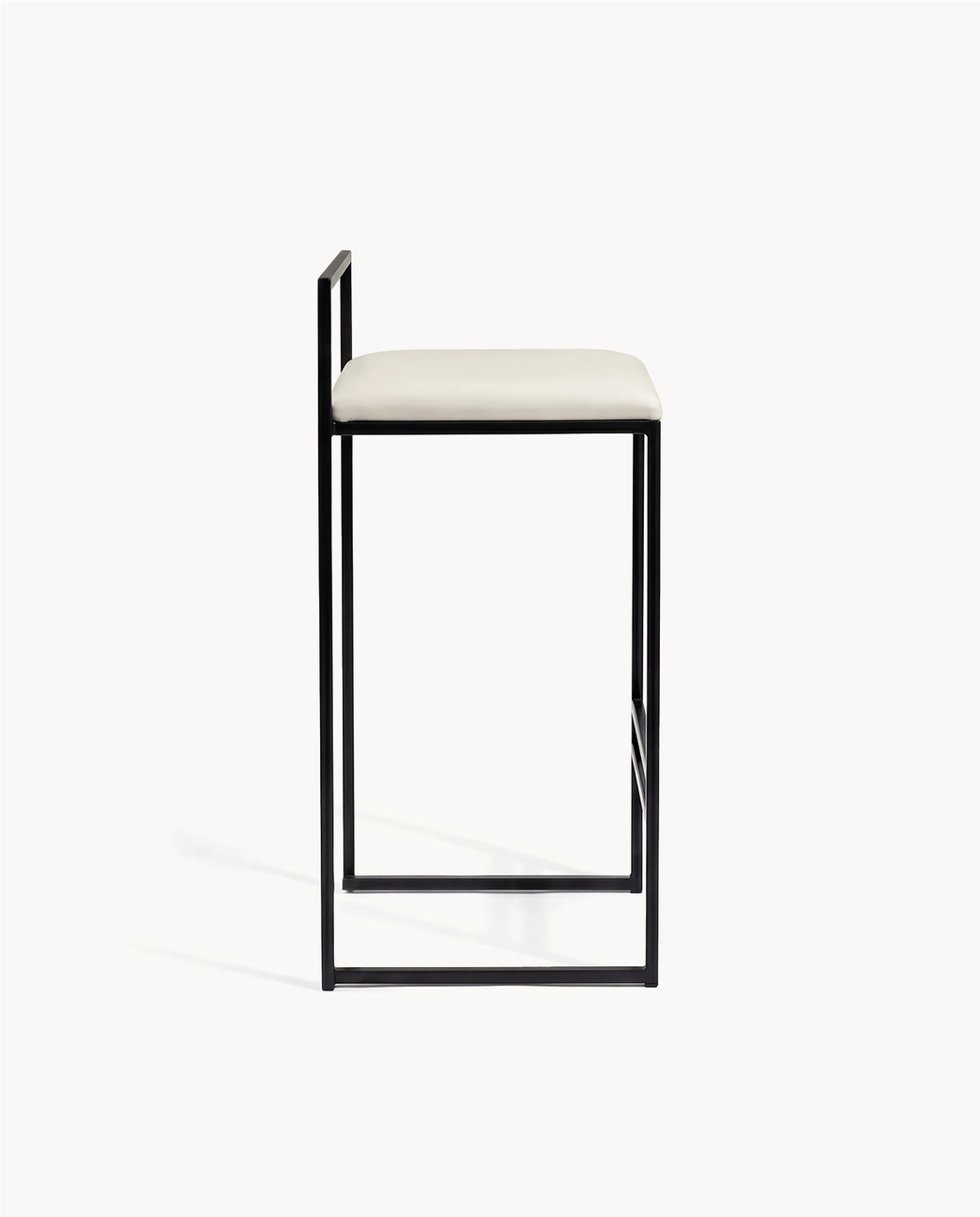 Barstol Freja – Svart ram – Sittdyna i Ivory-läder