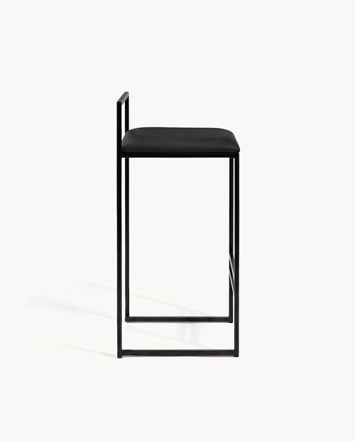 Barstol Freja – Svart ram – Sittdyna i Jade Black-läder