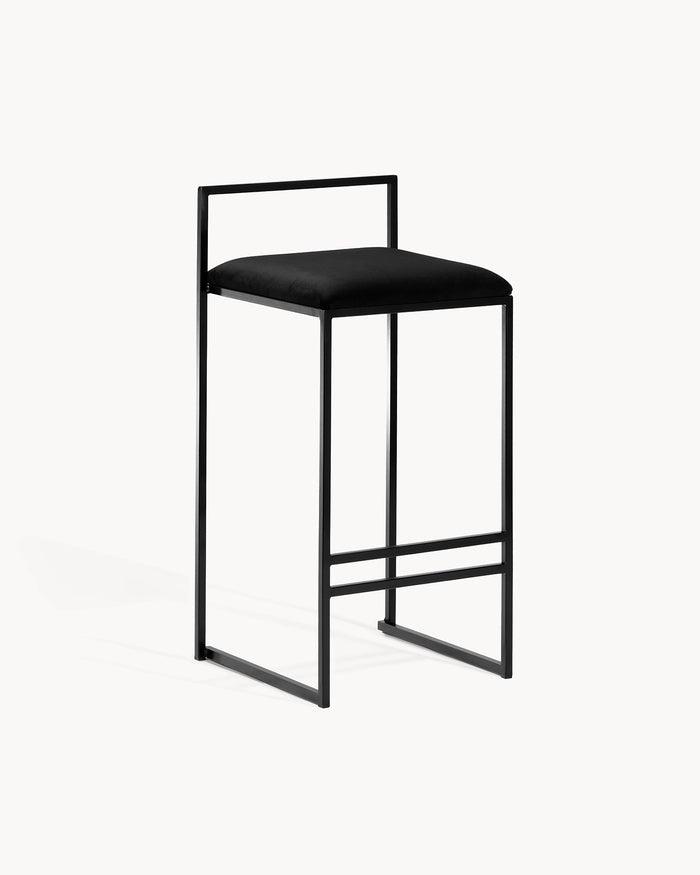 Barhocker Freja von by Crea mit schwarzem Gestell und Sitzkissen aus Jade Black Samt für moderne Küchen.