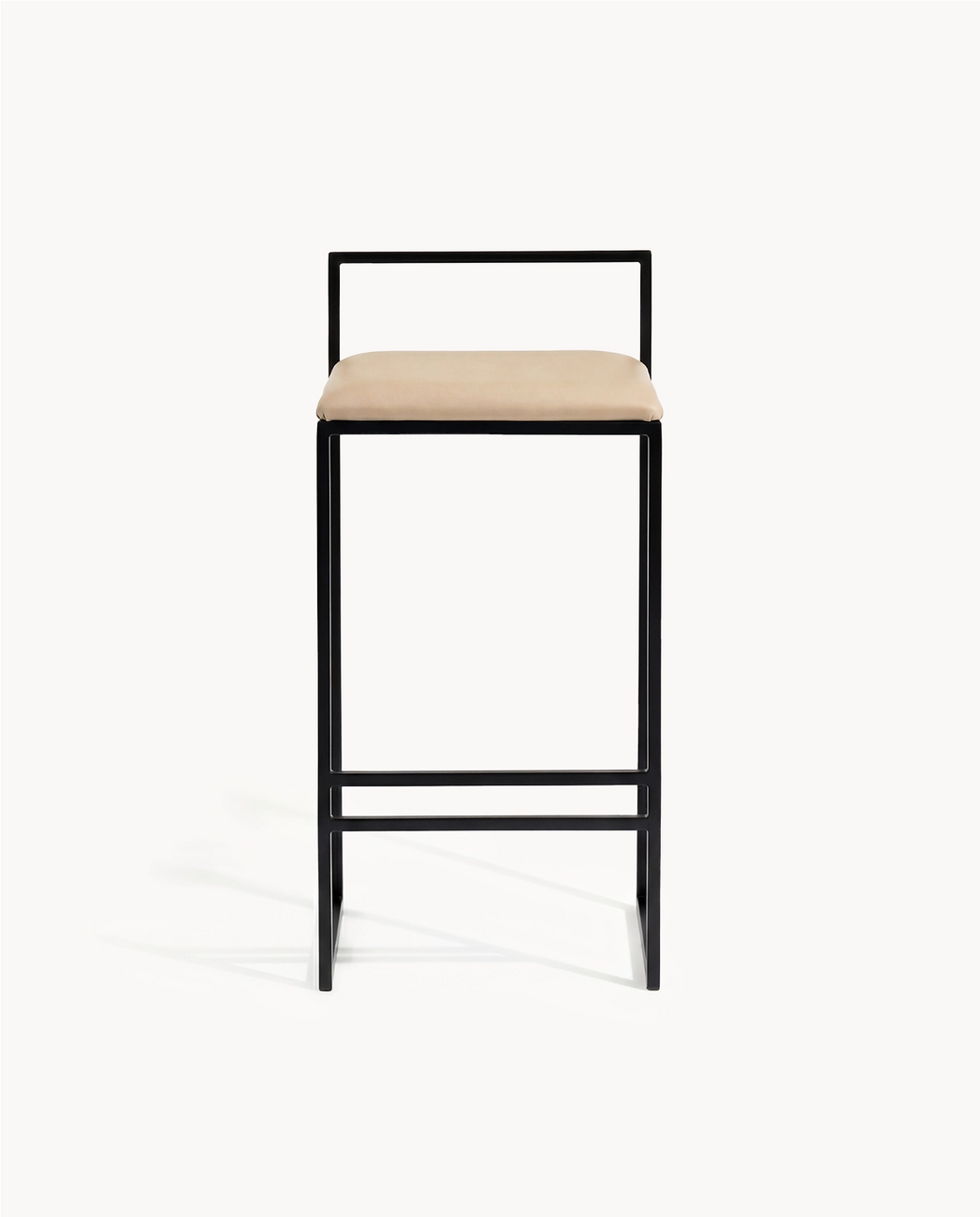 Barstol Freja – Svart ram – Sittdyna i Latte-läder