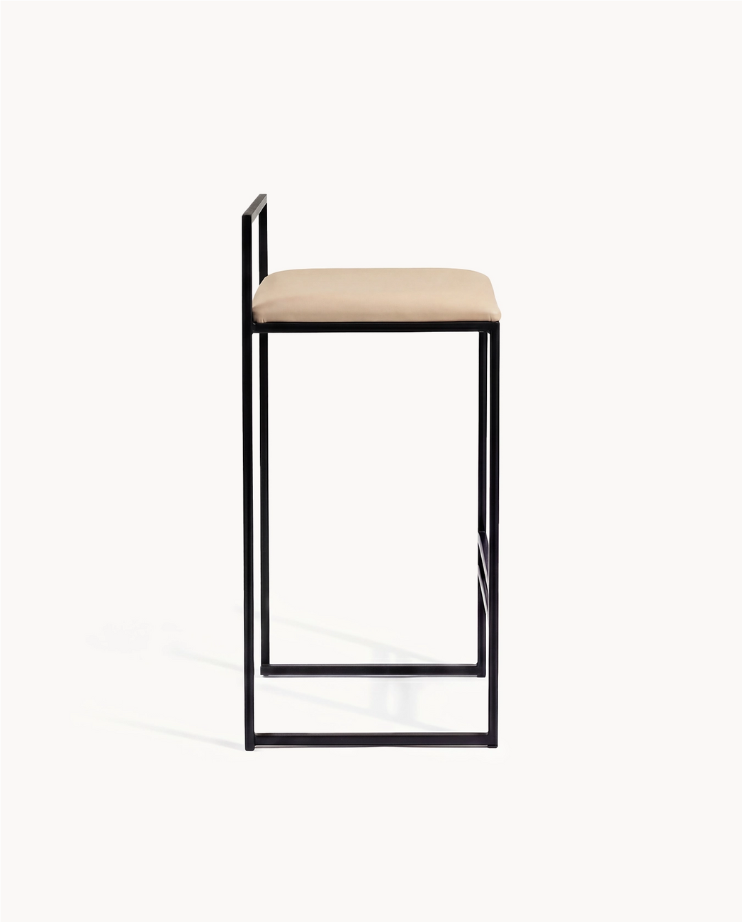 Barstol Freja – Svart ram – Sittdyna i Latte-läder