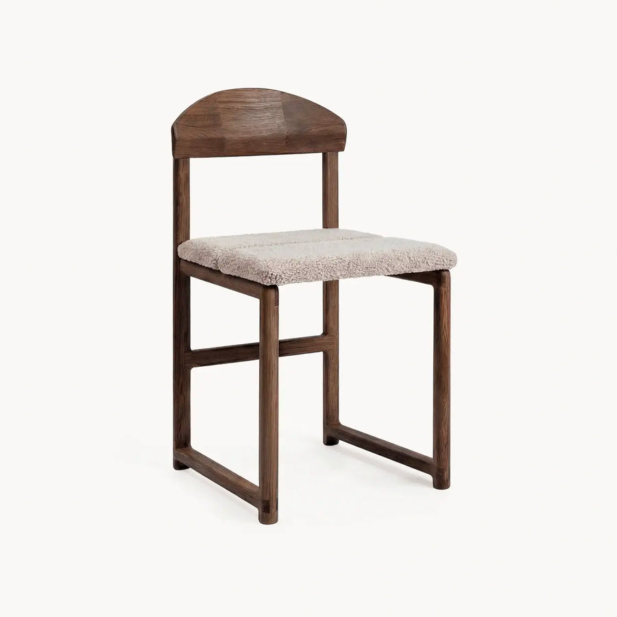 Matstol Karin – Mörk ek – Greige bouclé