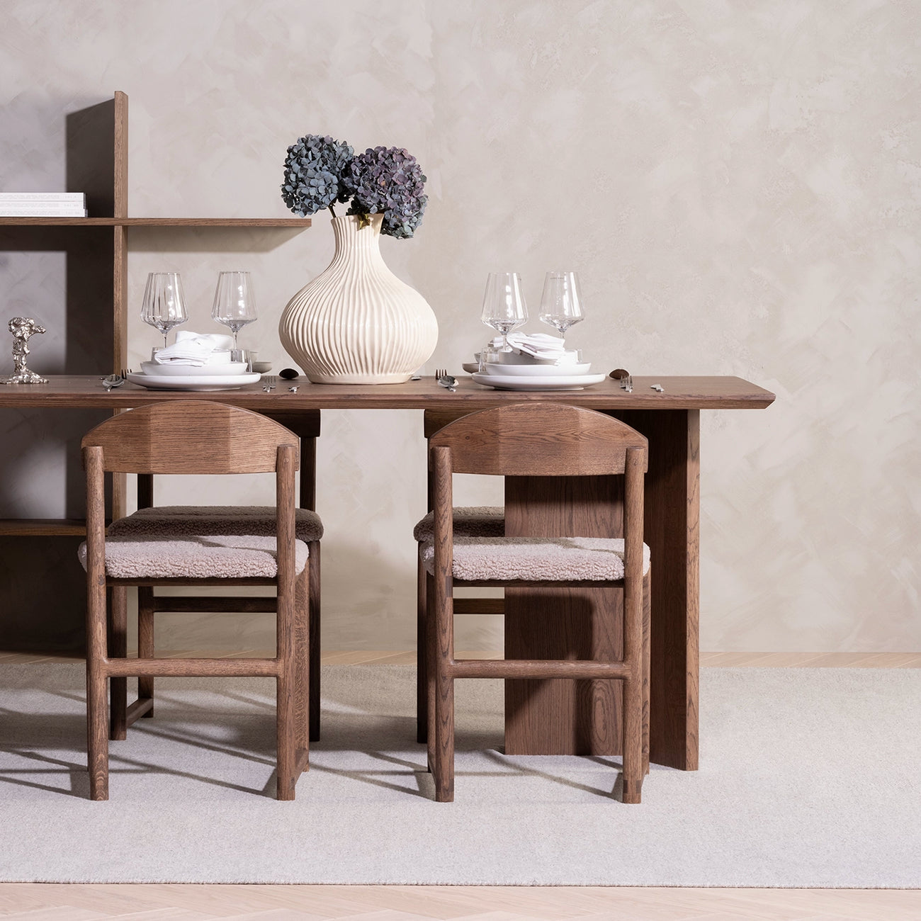 Karin Esszimmerstuhl – Dunkle eiche – Greige bouclé