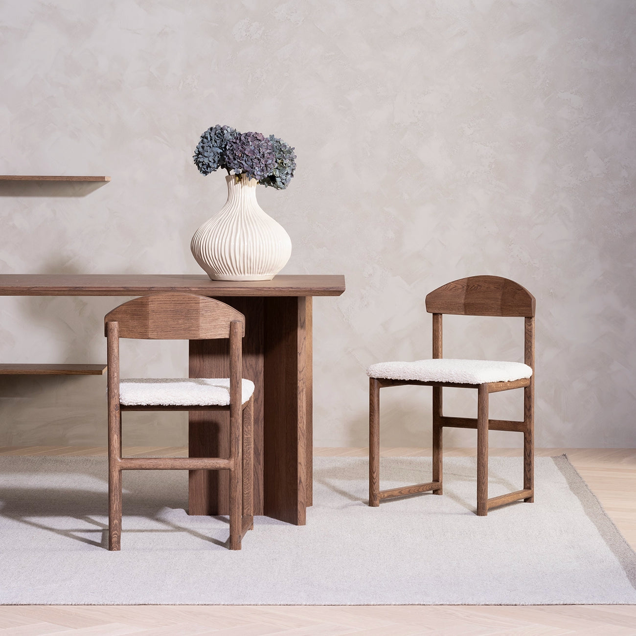 Karin Esszimmerstuhl – Dunkle eiche – Ivory bouclé