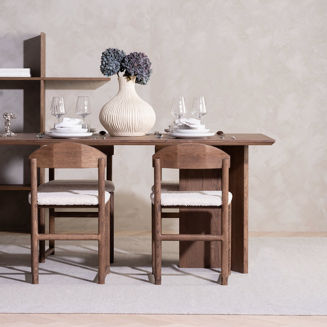 Karin Esszimmerstuhl – Dunkle eiche – Ivory bouclé