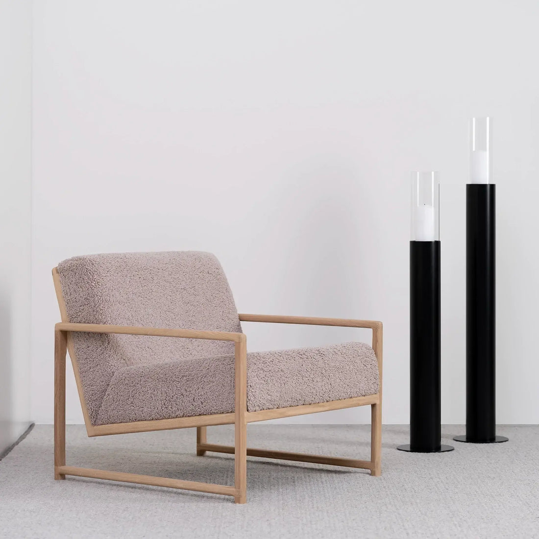 Armchair Einar in greige bouclé with oak frame, ideal for modern living or reading corners.