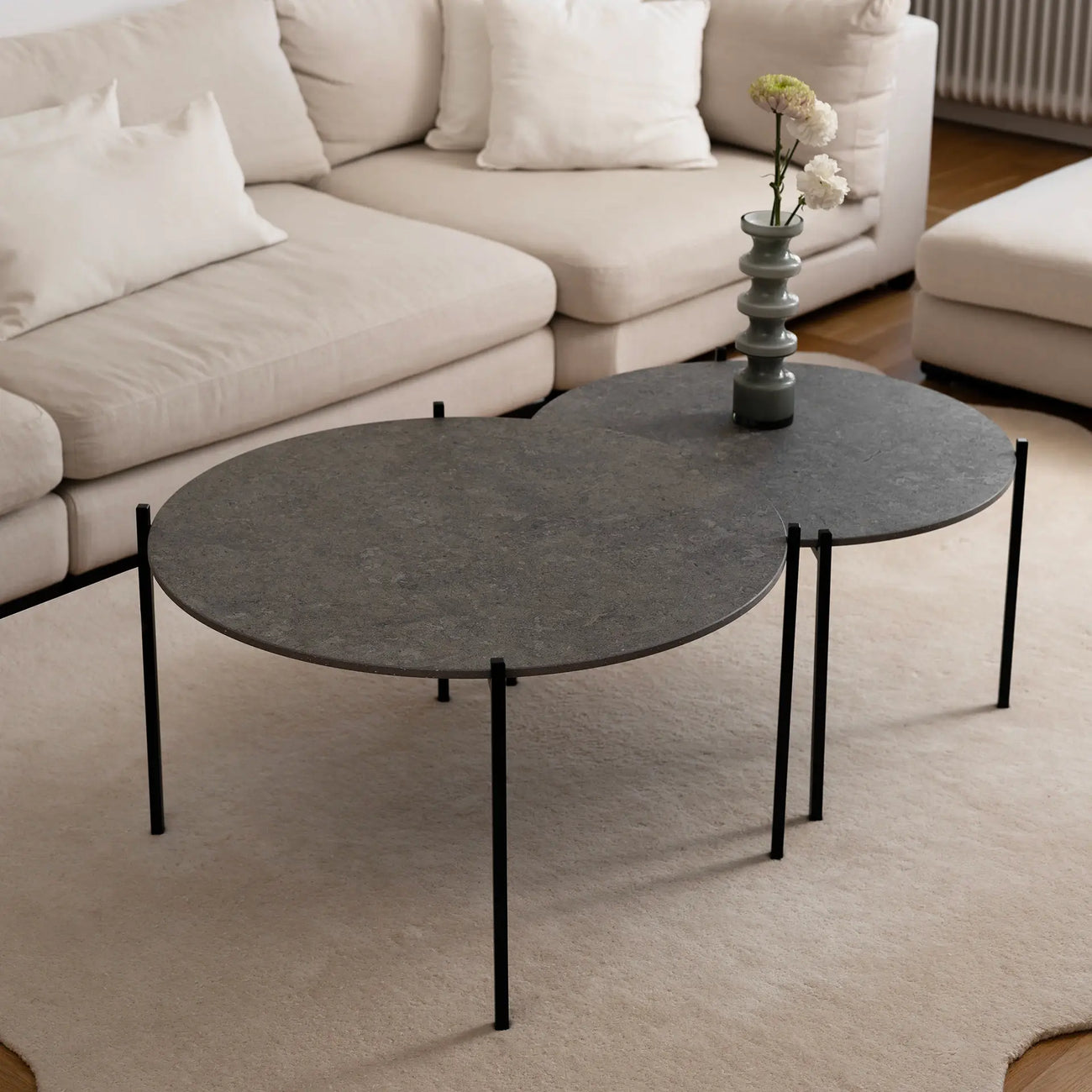 Leo Coffee Table 2-set by by Crea with Grafite Dekton tops and black steel frame, placed in a Scandinavian living room with neutral corner sofa and soft rug. Designer handmade coffee tables for modern interiors.