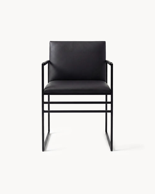 Dining chair Sella in black leather with armrests, providing comfortable seating for dining tables.