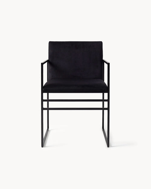 Dining chair Sella in black velvet with sleek design and metal frame, perfect for a stylish dining room.