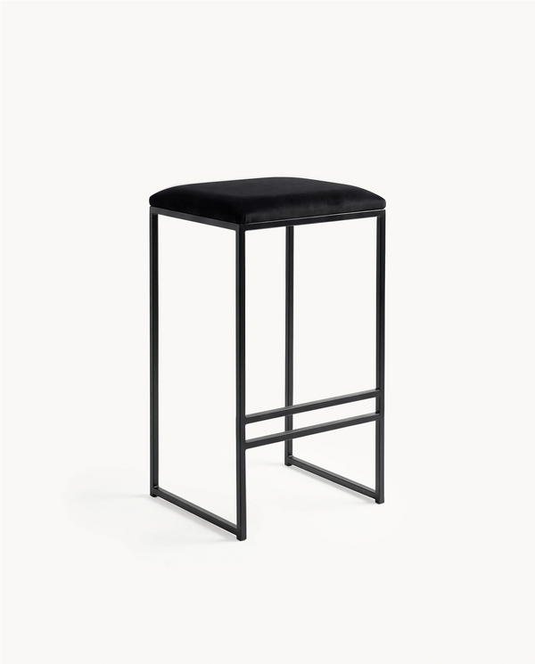 Barhocker Svea von by Crea mit schwarzem Gestell und Sitzfläche aus Jade Black Samt, Studioaufnahme