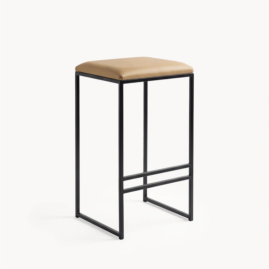 Counter & Bar Stool Svea – Black Frame – Latte Leather