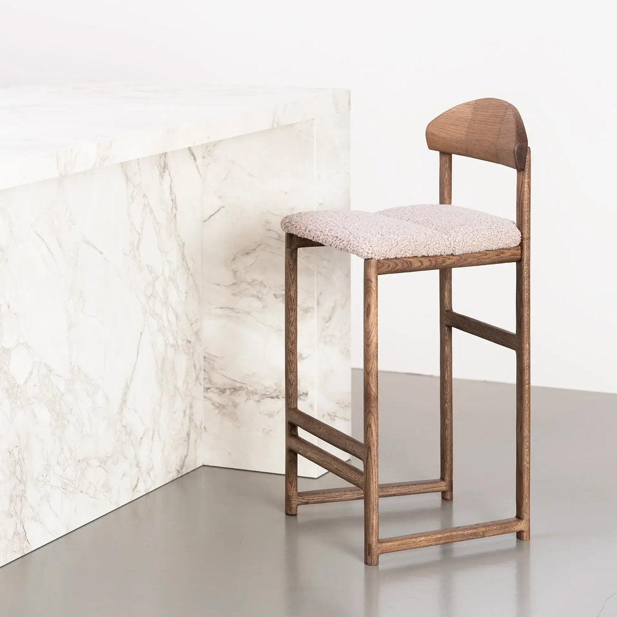 Oak Bar Stool Ted – Dark Oak – Greige Bouclé - stylish bar stool with a greige bouclé seat.