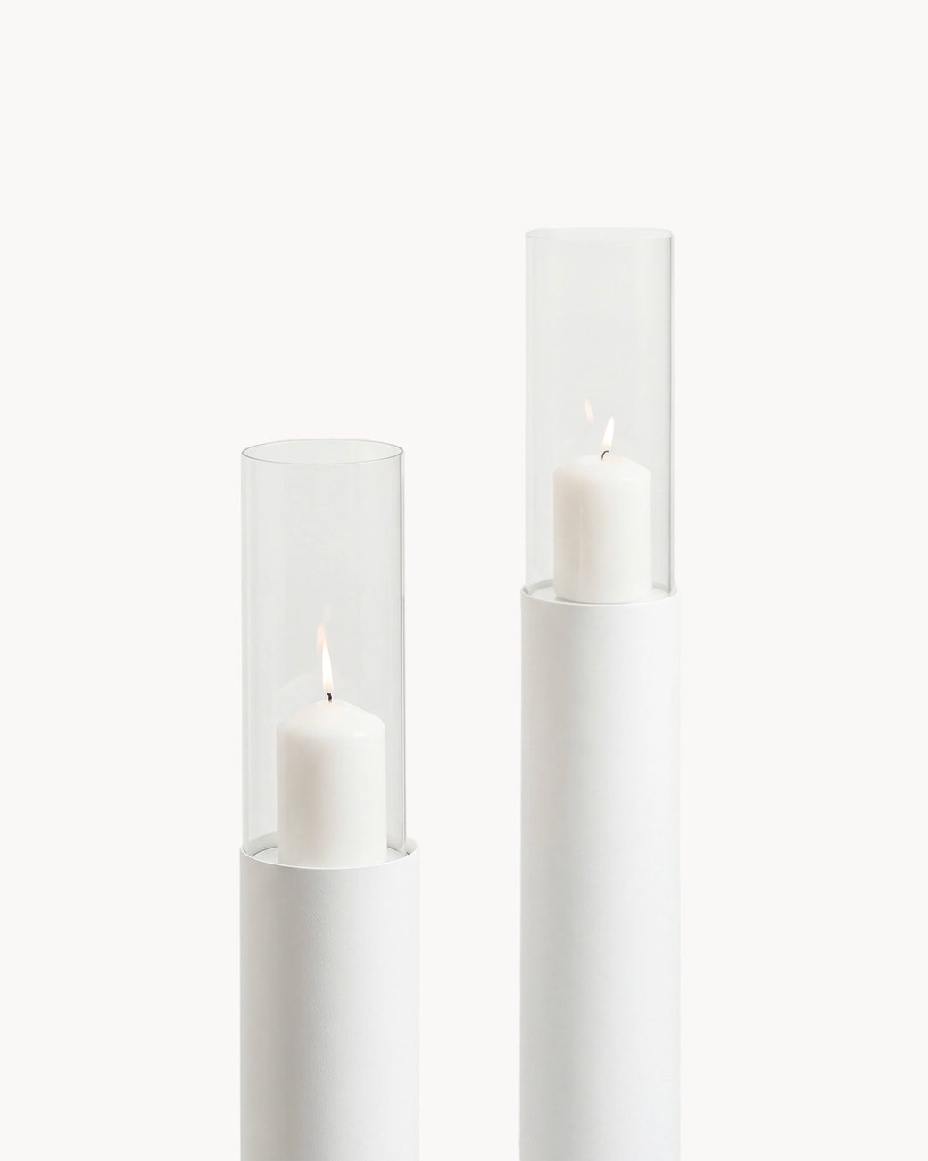 Candleholder Thomas set of 2, white frame, featuring clear glass and lit candles in elegant design.